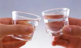 女人喝白酒图片