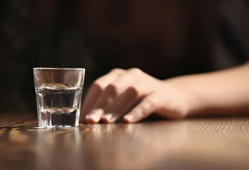 女人喝白酒图片