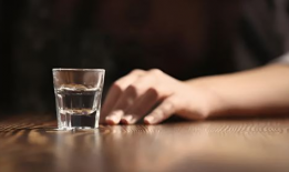 女人喝白酒图片