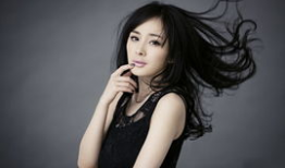 娱乐圈爆乳女神,性感魅力横扫荧幕，她是如何成为焦点女神的？